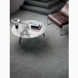 Gresie Abk Native Fog Mat 60x120 cm – ambient living, living cu masuta marmura, fotoliu piele, pardoseala gri