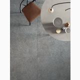 Gresie Abk Native Fog Mat 60x60 cm – ambient living, vedere de sus podea gri cu scaun si masa, pe pardoseala