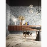Gresie Frammenti FR2 Azzurro Macro 20x20 – ambient living, living cu perete terrazzo, masa rotunda si scaune lemn