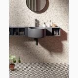 Gresie Frammenti FR10 Bianco Micro 20x20 – ambient baie, baie cu perete terrazzo si pardoseala geometrica alb-negru