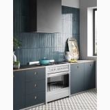 Gresie Frammenti FR2 Azzurro Fiore 20x20 – ambient bucatarie, bucatarie moderna cu faianta albastra si pardoseala hexagonala