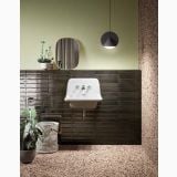 Gresie Frammenti FR6 Terracotta Macro 20x20 – ambient baie, baie cu chiuveta vintej pe faianta verde inchis, pe pardoseala