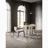 Gresie Frammenti FR8 Nero Micro 20x20 – ambient living, pardoseala mozaic colorat langa masa rotunda si scaune