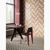 Faianta tip Brick Frammenti FR 06 Terracotta Brick Lucioasa 7.5x40 cm – ambient living, perete tip brick chevron, masa lemn si scaun rosu