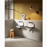Gresie Decor Frammenti Greca Multicolor White 20x20 cm – ambient baie, baie cu pereti terasa, doua lavoare suspendate, perete galben, pe pardoseala