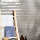 Faianta Frammenti FR 05 Grigio Brick 7.5x40 cm – ambient baie, perete gri placat brick, scara lemn cu prosoape