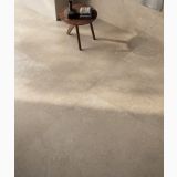 Gresie Piemme Limestone French Beige 60x120 cm Antiderapanta – ambient baie, pardoseala bej cu mascuta lemn si prosoape