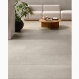 Gresie Portelanata Sensoria HSO 5 Fresco 60x120 cm – ambient living, living cu canapea gri, masa lemn, gresie deschisa, pe pardoseala