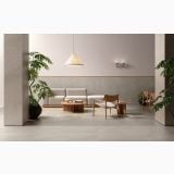 Gresie Portelanata Sensoria HSO 5 Fresco Riflat 60x120 cm – ambient living, living modern cu canapea gri si covor imprimat, pe pardoseala