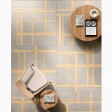 Gresie Portelanata Sensoria HSO 5 Fresco Combination 120x120 cm – ambient living, gresie gri cu dungi aurii, masa si scaun, pe pardoseala