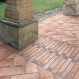 Gresie Imitatie Cotto Galestro HGT 1 Beige 15x30 cm – ambient terasa, terasa exterioara cu coloane de piatra si pardoseala imitatie cotto