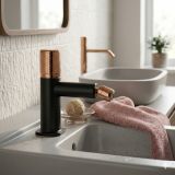 Baterie Stativa Bideu Ardesia Negru-Roz Auriu – ambient baie, baterie neagra si roz auriu pe lavoar, prosop roz