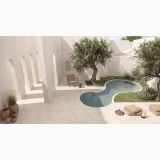 Gresie Exterior Piemme Artdesia Ivory 60x60x2 cm Antiderapanta – ambient exterior, terasa cu piscina, masline si pereti albi minimalisti, pe pardoseala
