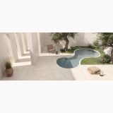 Gresie Exterior Piemme Artdesia Ivory 60x60x2 cm Antiderapanta – ambient piscina, terasa exterioara cu piscina, gresie deschisa, gradina si vegetatie, pe pardoseala