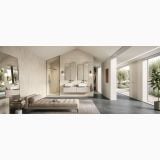 Gresie I Travertini Bianco Cross Cut 60x120 cm – ambient baie, baie spatioasa cu dus, dulapuri suspendate si canapea, pe pardoseala