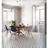 Gresie Patchwork B&W 03 20x20 cm – ambient living, sufragerie luminoasa cu masa rotunda si scaune colorate, pe pardoseala