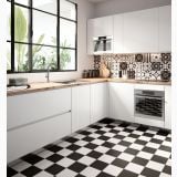 Gresie Patchwork B&W White 20x20 cm – ambient bucatarie, bucatarie alba cu pardoseala in carouri negru-alb