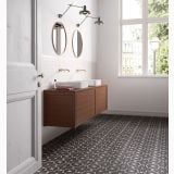 Gresie Patchwork B&W 04 20x20 cm – ambient baie, baie moderna cu mobilier lemn, oglinzi rotunde si fereastra mare, pe pardoseala