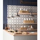 Gresie Patchwork B&W 01 20x20 cm – ambient comercial, cofetarie moderna cu perete gresie alb-negru geometrica