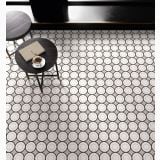 Gresie Patchwork B&W 05 20x20 cm – ambient comercial, pardoseala cu model geometric alb-negru, mesute rotunde