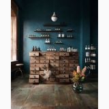 Gresie Portelanata Dripart Bronze Mat 90x90 cm – ambient comercial, magazin cu dulapuri lemn, pereti verzi, pardoseala metalica