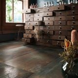 Gresie Portelanata Dripart Bronze Mat 90x90 cm – ambient living, comoda vintage cu multe sertare, fereastra si flori uscate, pe pardoseala