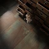 Gresie Portelanata Dripart Bronze Mat 90x90 cm – ambient living, pardoseala metalica maro montata langa comoda vintage cu sertare