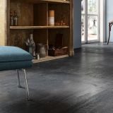 Gresie Portelanata Dripart Calamine Mat 60x120 cm – ambient living, living cu pardoseala gresie intunecata, fotoliu albastru si etajera