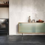 Gresie Portelanata Dripart Calamine Mat 30x60 cm – ambient bucatarie, bucatarie cu perete gresie gri si comoda lemn
