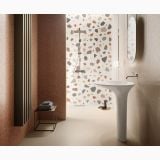 Gresie Newdeco Sand Mat 60x60 cm – ambient baie, baie moderna cu lavoar alb si perete terrazzo, pe pardoseala