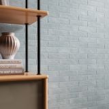 Gresie Portelanata Tetris Aria Mat 5X20 cm – ambient living, raft cu carti si vaza langa perete gresie