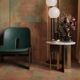 Gresie Portelanata Dripart Copper Mat 90x90 cm – ambient living, living elegant cu fotoliu verde si masuta aurie, pe pardoseala si perete