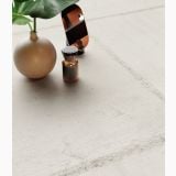 Gresie Form Story Light 60x120 cm – ambient, pardoseala gresie deschisa cu vaza si sticla decorativa