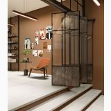 Gresie Form Story Light 90x90 cm – ambient comercial, spatiu comercial cu pereti maro si vitrina metalica, pe pardoseala