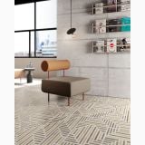 Gresie Form Story Maze 90x90 cm – ambient living, living modern cu fotoliu, biblioteca lemn si gresie geometrica, pe pardoseala
