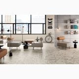 Gresie Form Story Maze 90x90 cm – ambient living, living modern cu canapele, fereastra mare si bicicleta, pe pardoseala