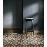 Gresie Intarsi Classic 04 20x20 cm – ambient living, scaun bar langa perete albastru, gresie decorativa florala, pe pardoseala