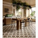 Gresie Intarsi Elite 01 20x20 cm – ambient comercial, cafenea cu bar lemn, scaune negre si gresie decorativa, pe pardoseala