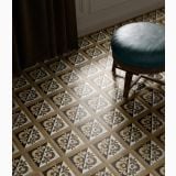 Gresie Intarsi Elite 02 20x20 cm – ambient living, pardoseala florala maro crem cu taburet turcoaz