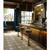 Gresie Intarsi Elite 03 20x20 cm – ambient comercial, bar elegant cu pardoseala decorativa cu motive florale