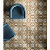 Gresie Intarsi Elite 03 20x20 cm – ambient living, pardoseala cu motive florale, doua fotolii albastre