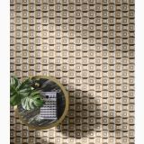 Gresie Intarsi Elite 04 20x20 cm – ambient living, pardoseala geometrica cu masuta aurie si planta monstera