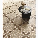 Gresie Intarsi Elite 05 20x20 cm – ambient living, pardoseala cu motive florale, masuta neagra cu carte