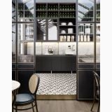 Gresie Intarsi Glam 01 20x20 cm – ambient comercial, zona bar cu gresie decorativa alb-negru si dulapuri intunecate, pe pardoseala