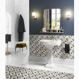 Gresie Intarsi Glam 01 20x20 cm – ambient baie, baie eleganta cu gresie decorativa pe pardoseala si lavoar alb