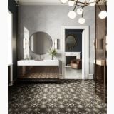 Gresie Intarsi Glam 04 20x20 cm – ambient baie, baie eleganta cu gresie decorativa si mobilier maro lucios, pe pardoseala