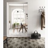 Gresie Intarsi Glam 05 20x20 cm – ambient hol, hol cu gresie decorativa model floral, geanta neagra, pe pardoseala