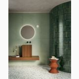 Gresie Iro Agave Mat 60x120 cm – ambient baie, baie moderna cu perete verde curbat si oglinda rotunda