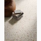 Gresie Iro Next Sand Silk 60x120 cm – ambient living, pardoseala tip terrazzo cu pouf maro si carti