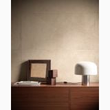 Gresie Iro Stripe Ivory Mat 60x120 – ambient living, perete gresie ivory cu comoda lemn si veioza